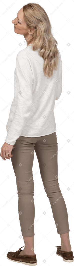 Mulher com roupas casuais em pé