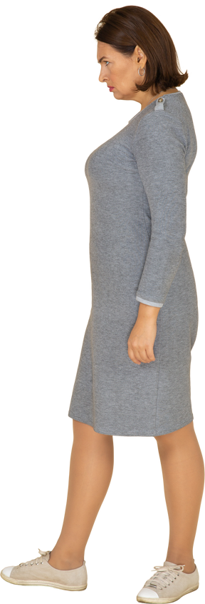 Vue latérale d'une femme en robe grise