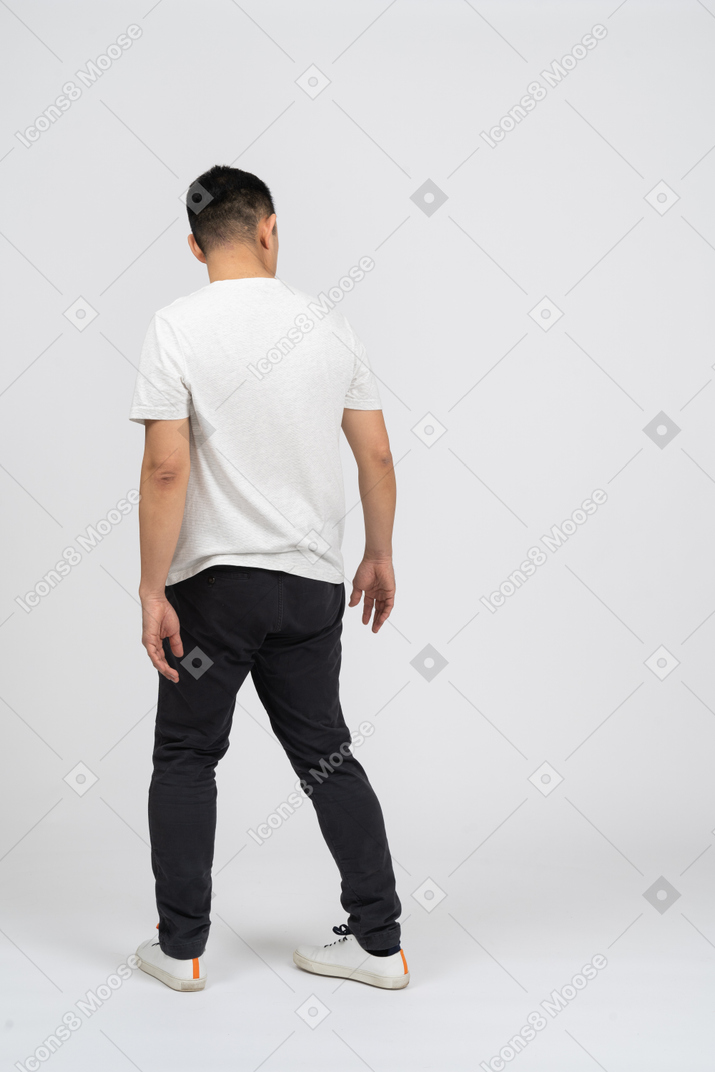Vista posteriore di un uomo in abiti casual