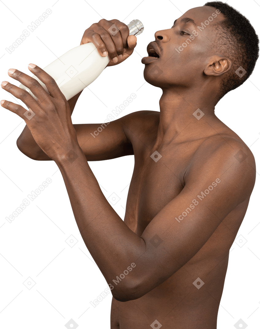 Un giovane senza camicia che beve latte