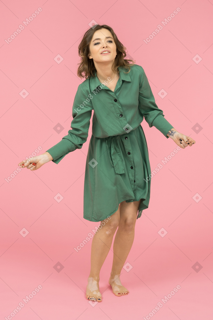 녹색 드레스에 젊은 여자