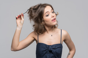 Una giovane donna che si avvolge i capelli
