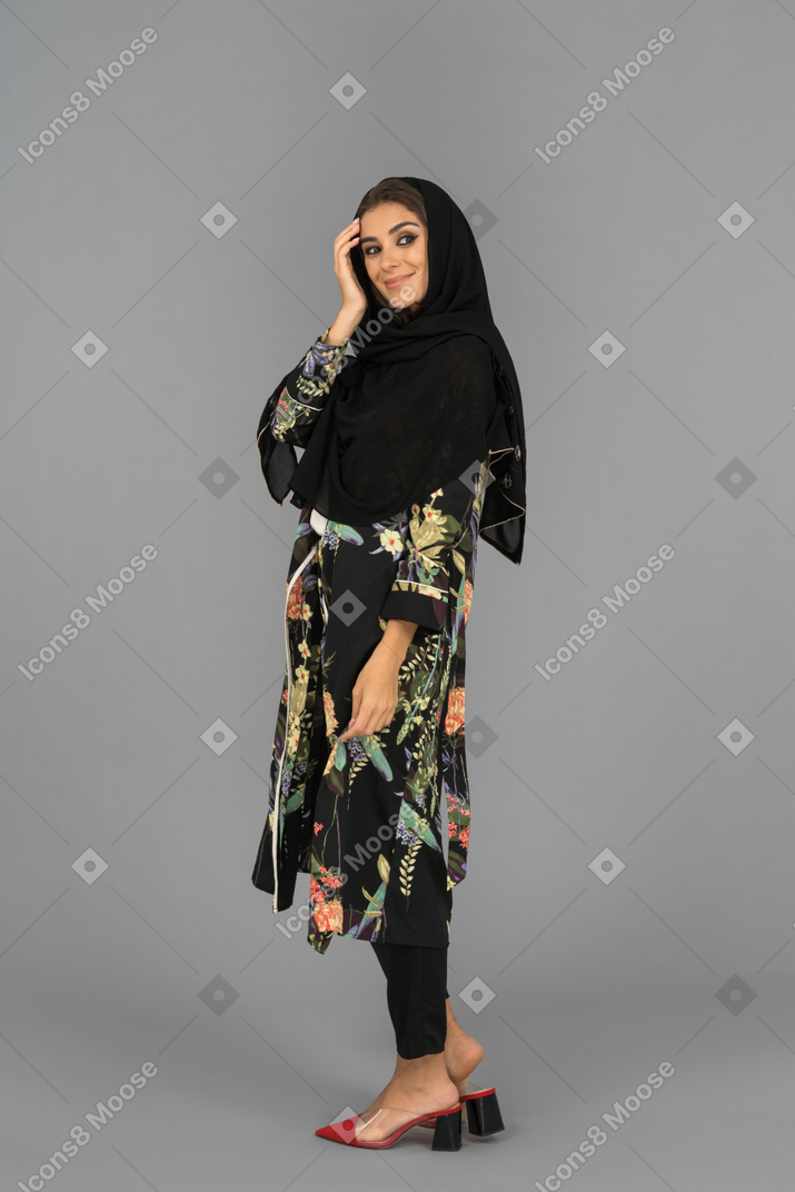 Linda mujer musulmana mirando a un lado