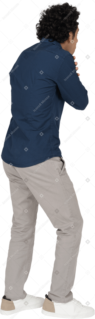Vista lateral de um homem chocado com roupas casuais