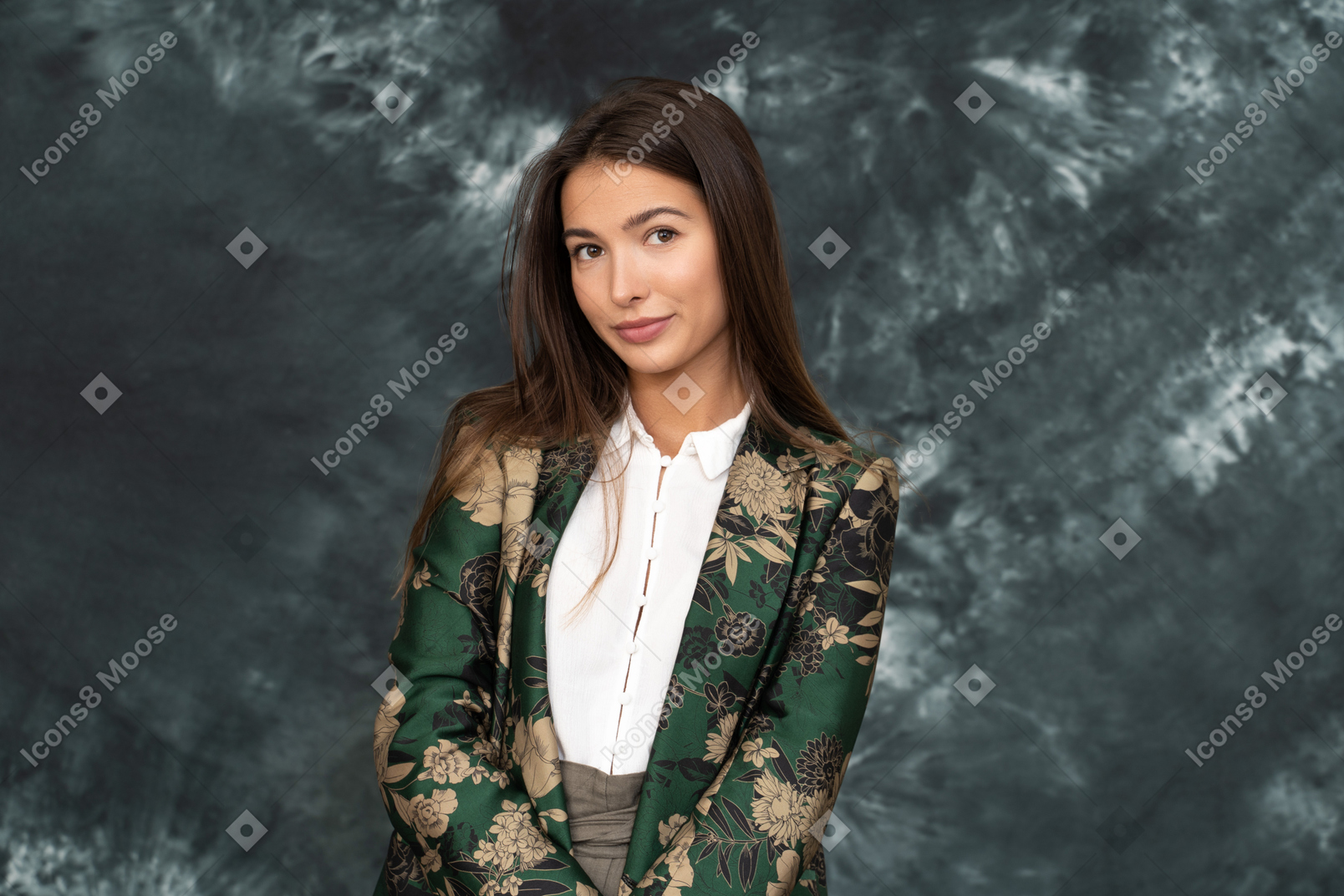 Retrato frontal de uma mulher em jaqueta japonesa de seda olhando para o lado