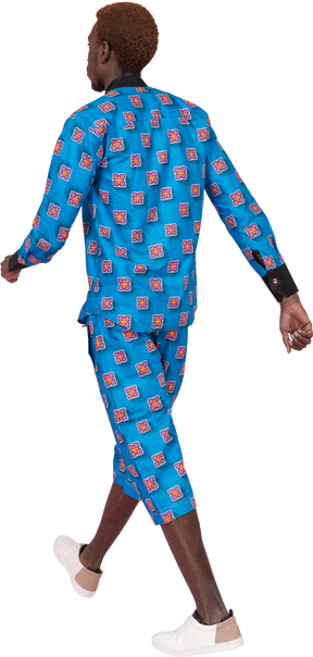 Hombre negro en pijama azul caminando