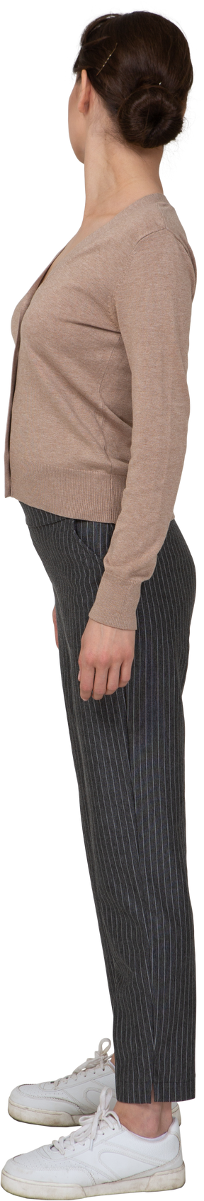 一位年轻的女士，穿着套头衫和裤子转过身的侧视图