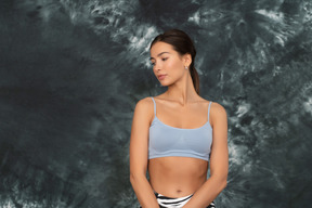 Portrait d'une femme gracieuse en soutien-gorge de sport