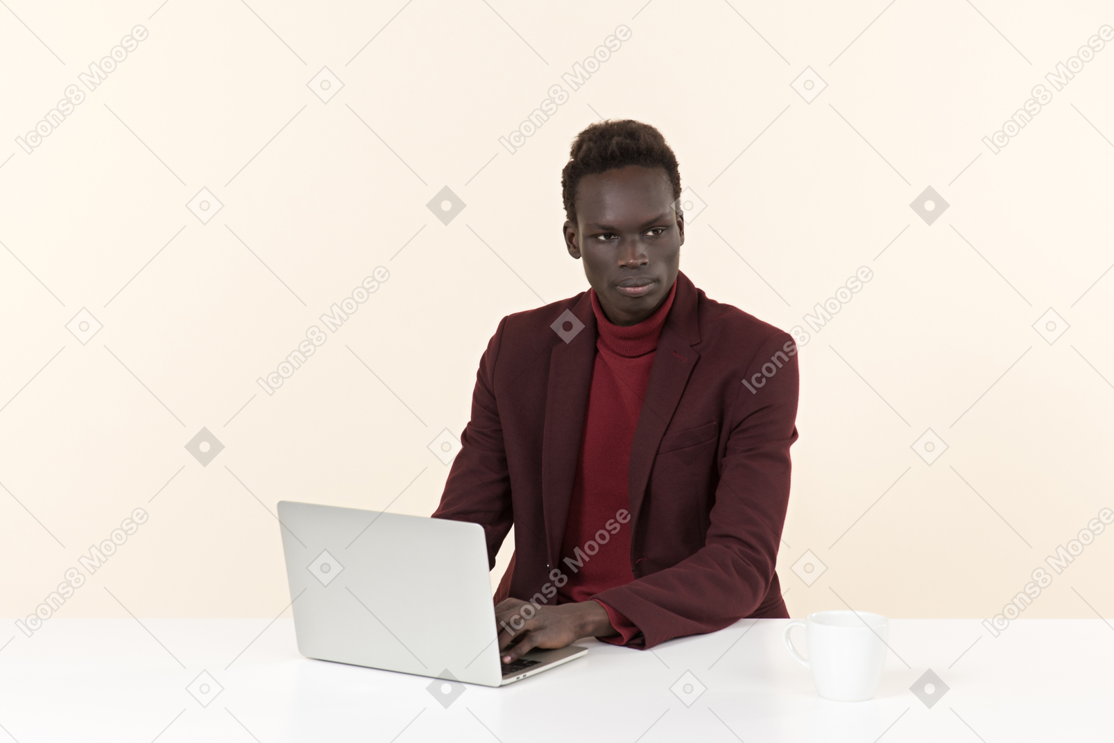 オフィスのテーブルに座ってエレガントな黒人男性