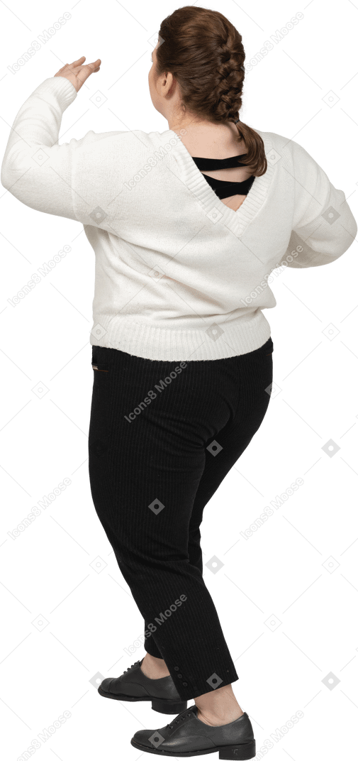 一个穿着休闲服摆姿势的胖女人的后视图