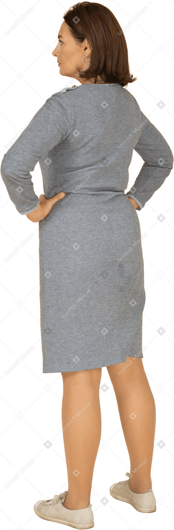 一个穿着灰色裙子的女人的后视图