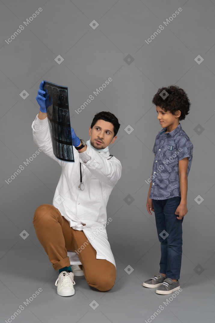 Junge, der sich ein röntgenbild anschaut