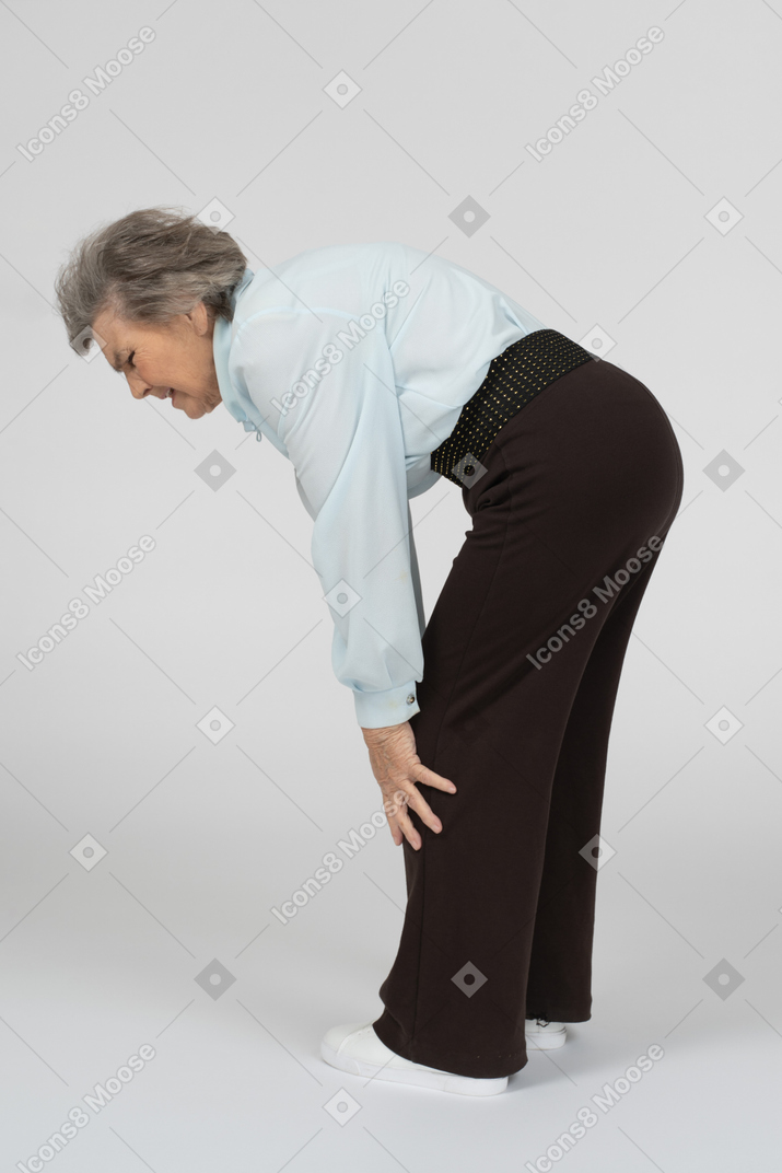 老妇人弯下腰的侧视图