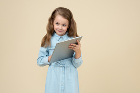 Mignonne petite fille à l'aide d'une tablette