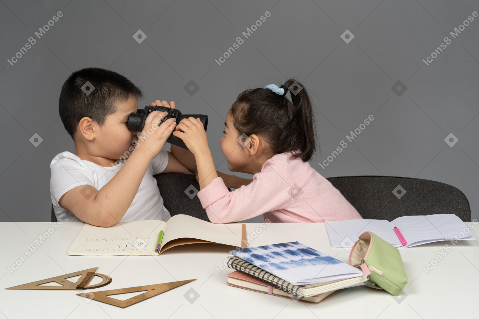 Niño y niña jugando con binoculares