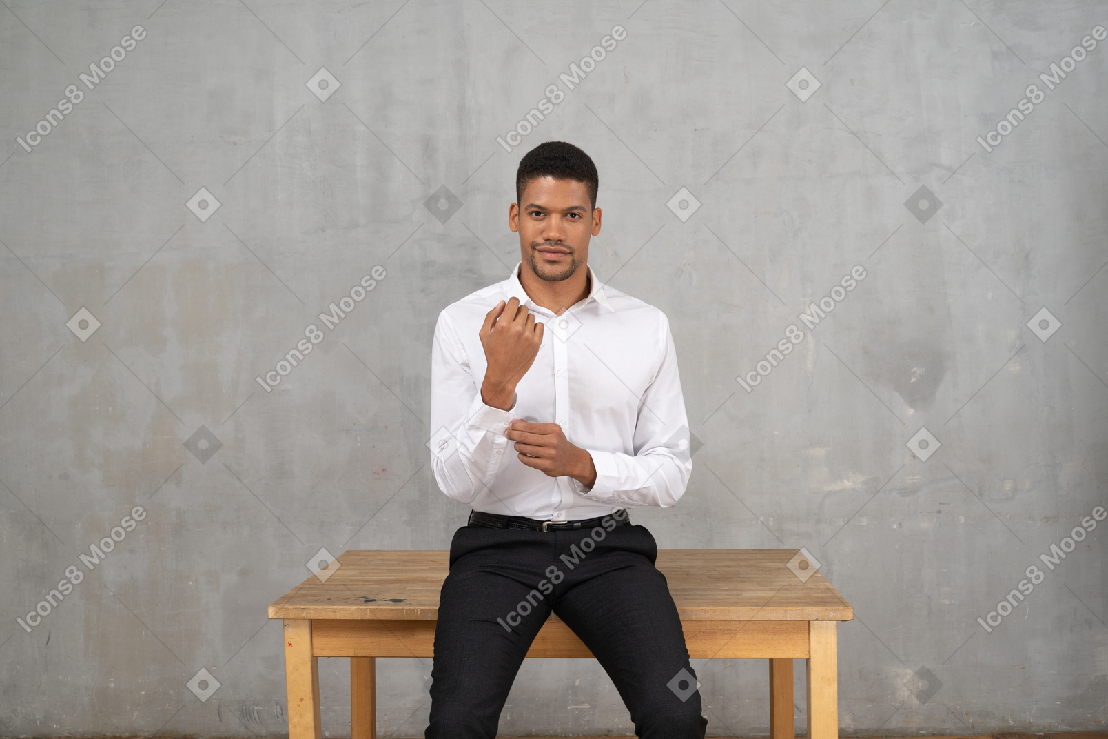 Hombre sonriente con ropa de oficina arreglándose el puño