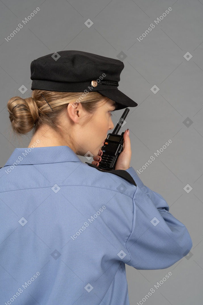 Weibliche sicherheitsbeamtin mit einem radio