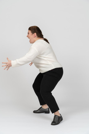 Enojado, regordeta, mujer, en, ropa casual, pelea