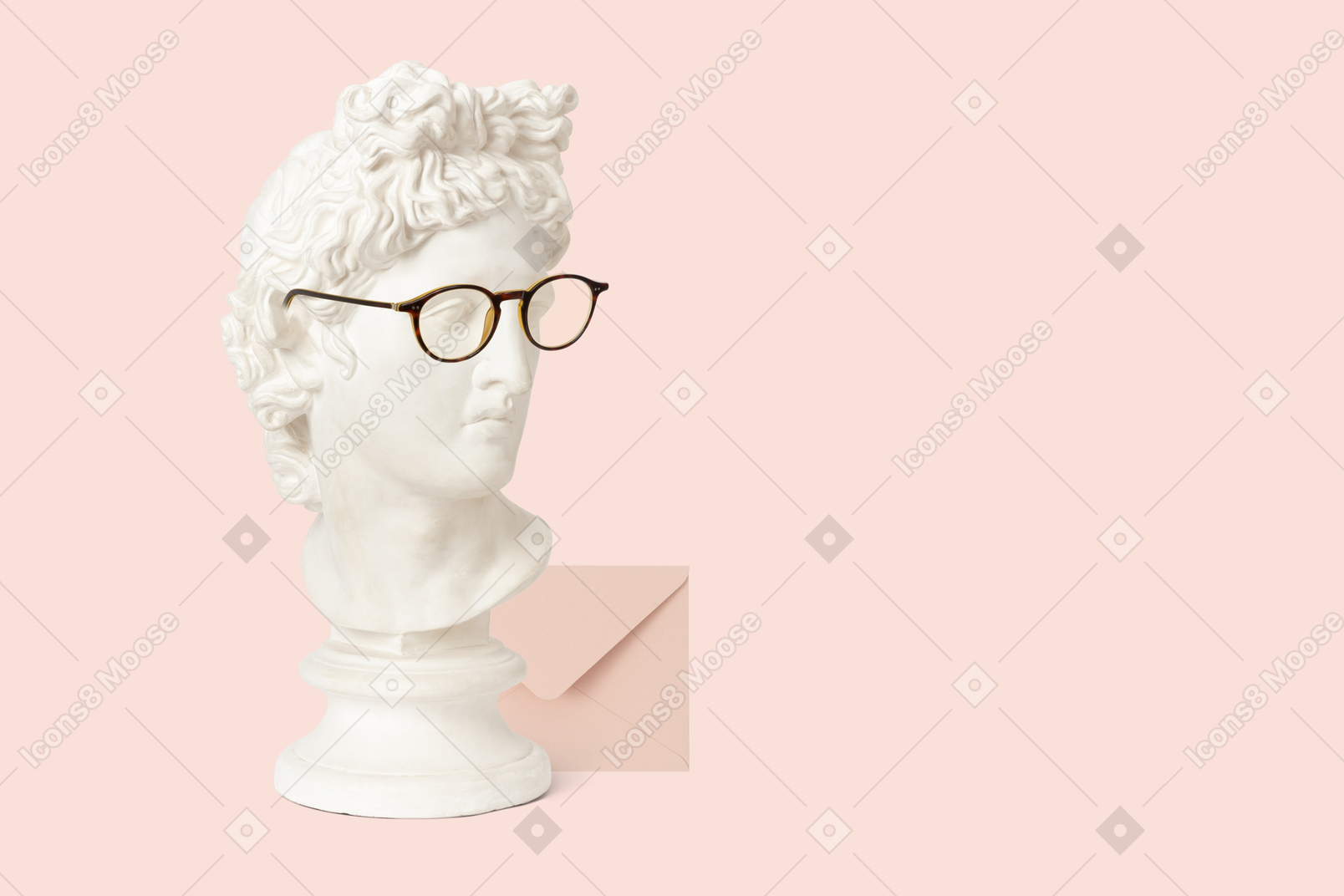 Busto di statua con gli occhiali accanto a una busta