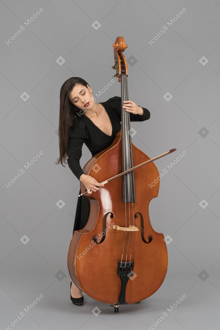 コントラバスを演奏する女性ミュージシャン