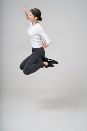 Femme en costume sautant