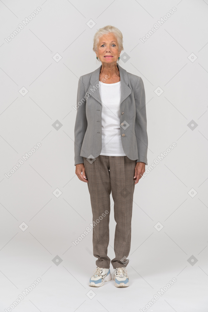 Vue de face d'une vieille femme en costume faisant des grimaces