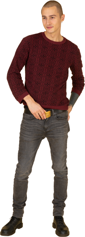 Vista frontale di un giovane uomo in pullover rosso che tocca la sua cintura