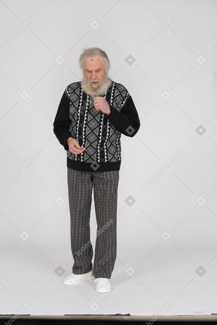 Vista frontal de un anciano tosiendo