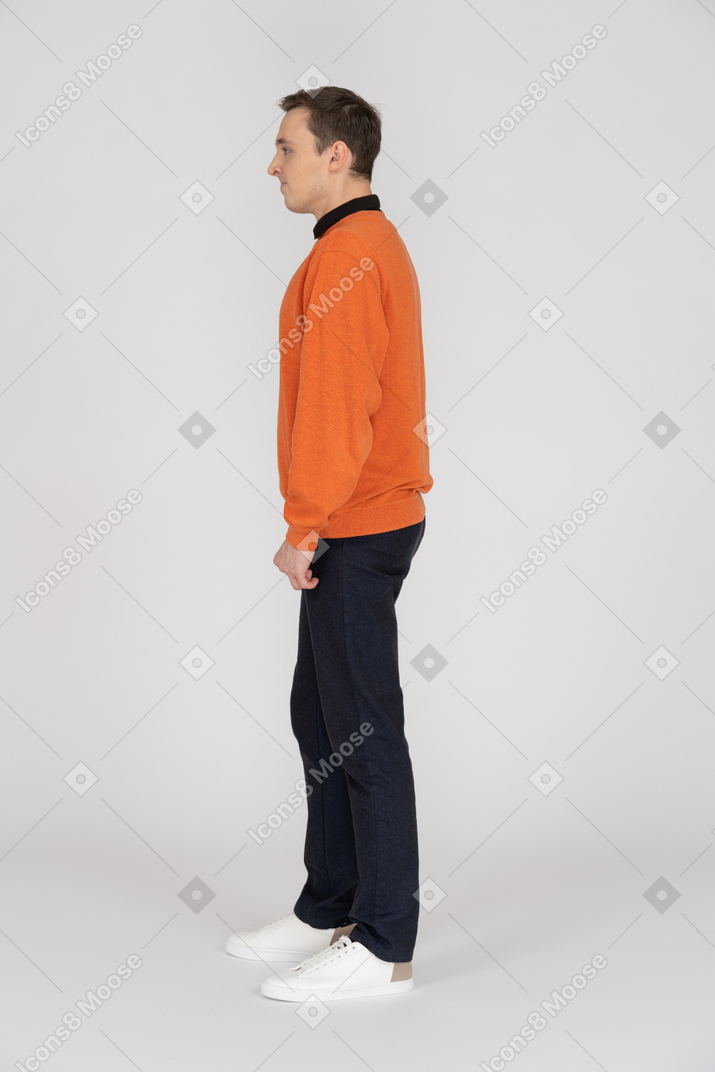Joven en sudadera naranja de pie