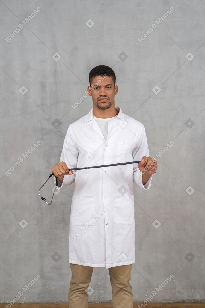 Medico maschio che tiene uno stetoscopio