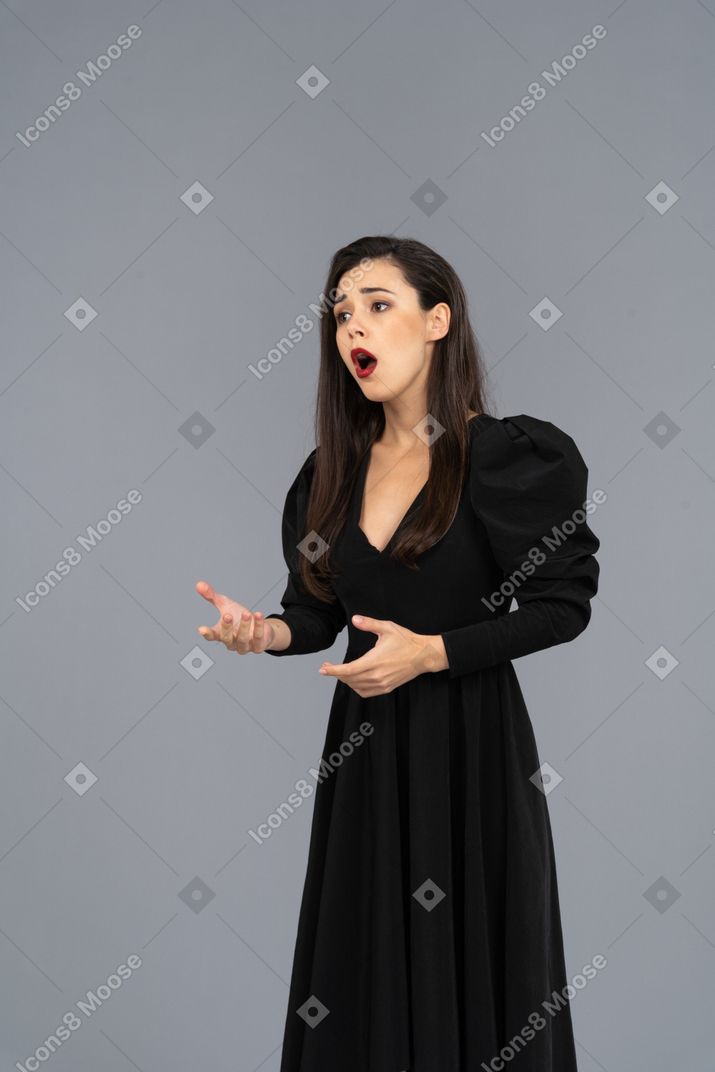 Vue de trois quarts d'une chanteuse d'opéra en robe noire