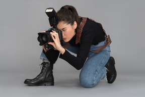 Jeune femme se mettre à genoux pour une belle photo