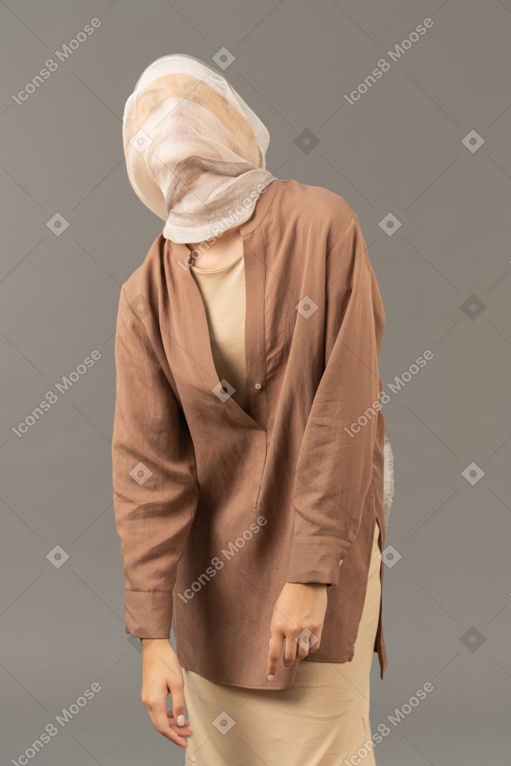 Vista frontale di una giovane donna coperta da uno scialle a righe