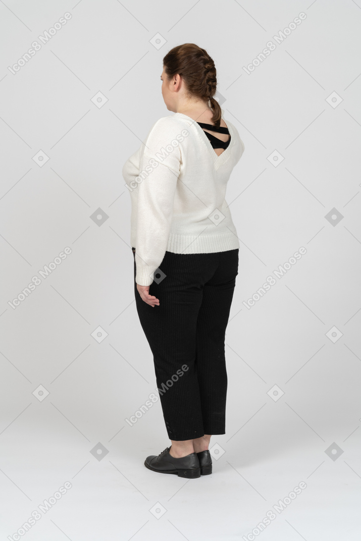 一个穿着休闲服的大码女人的后视图