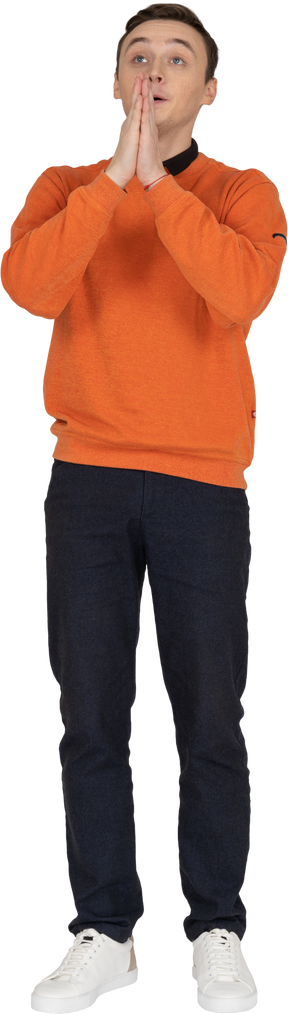 Jeune homme en sweat-shirt orange debout