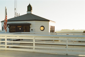 Casa de praia com bandeira americana