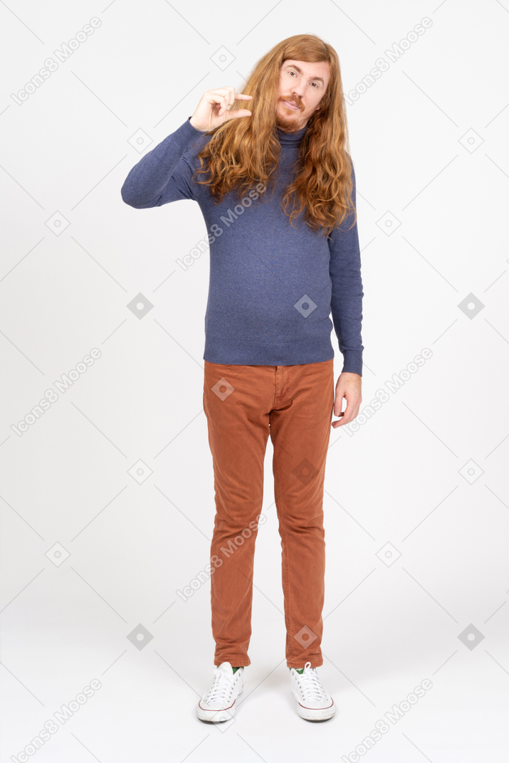 Vista frontal de um jovem em roupas casuais, mostrando o tamanho de algo
