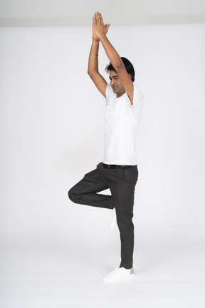 Homme en t-shirt blanc faisant du yoga