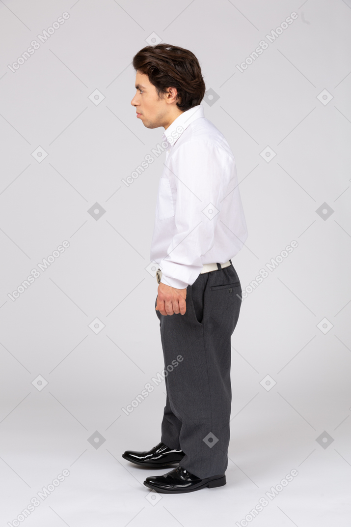 Vista laterale di un uomo in abiti casual da lavoro che distoglie lo sguardo