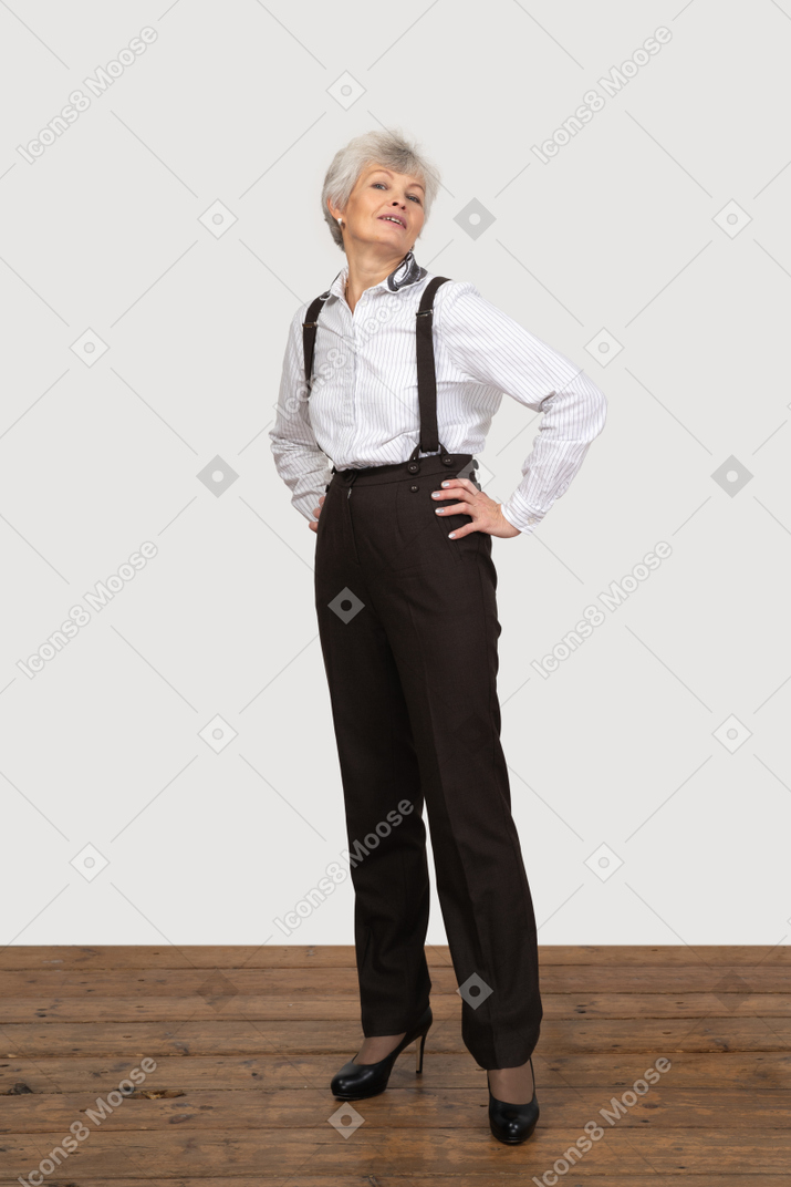 Geschäftsfrau posiert mit ihren händen auf den hüften