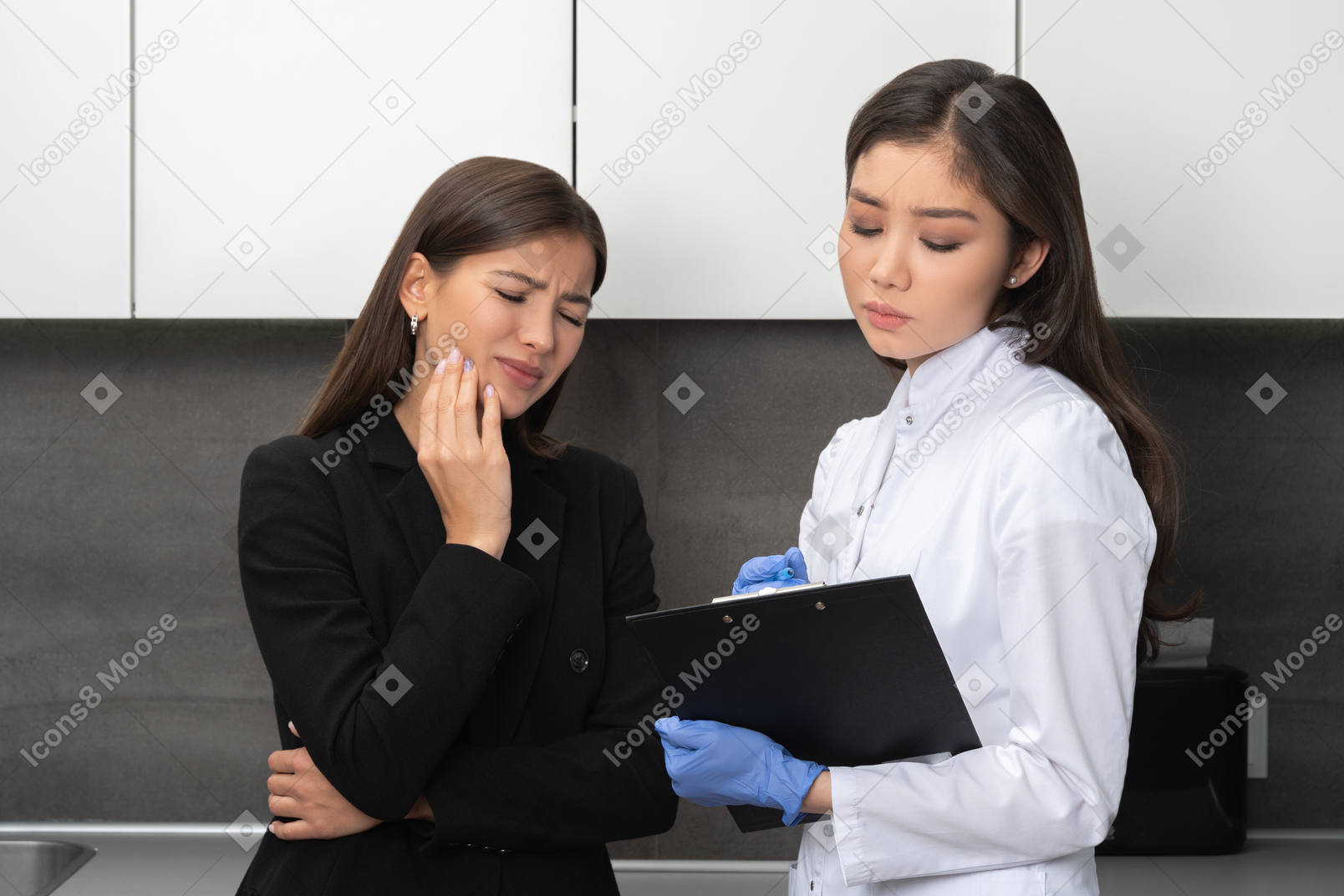 Paciente y doctor discutiendo