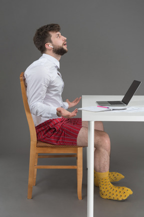 Jeune homme en a assez du travail à distance et de la période d'isolement