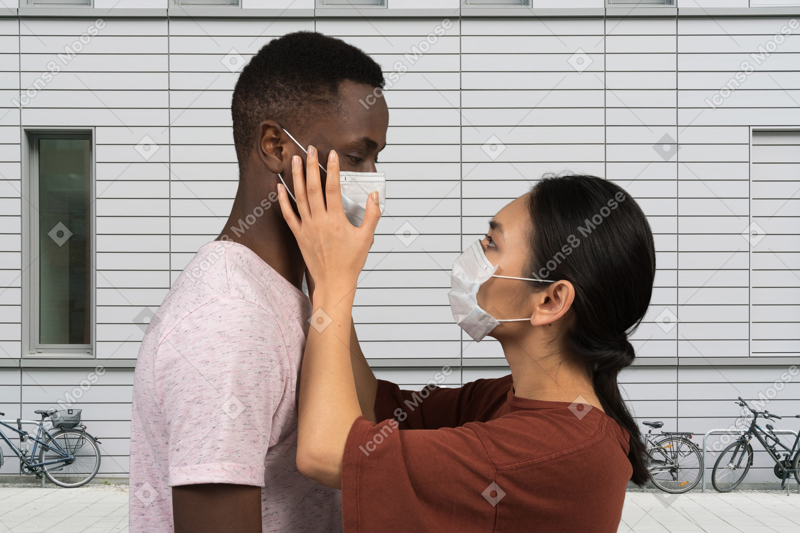 Couple dans des masques médicaux