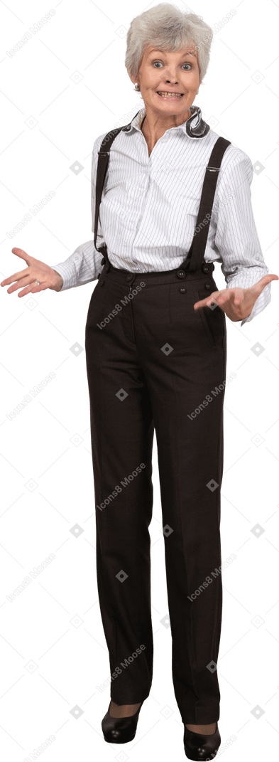 Vista frontal de uma senhora idosa sorridente gesticulando com roupas de escritório