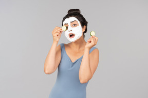 Mujer con máscara blanca al enviar besos aéreos