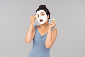 Femme avec masque blanc sur l'envoi de baisers