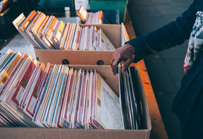 Caisse avec disques vinyles