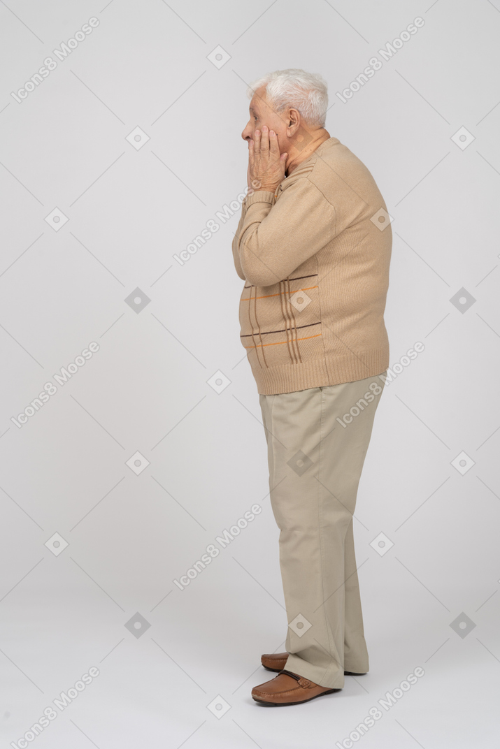 Vista lateral de un anciano impresionado con ropa informal
