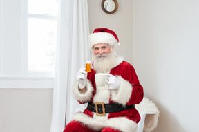 Santa claus te recomienda mantenerte saludable y beber té