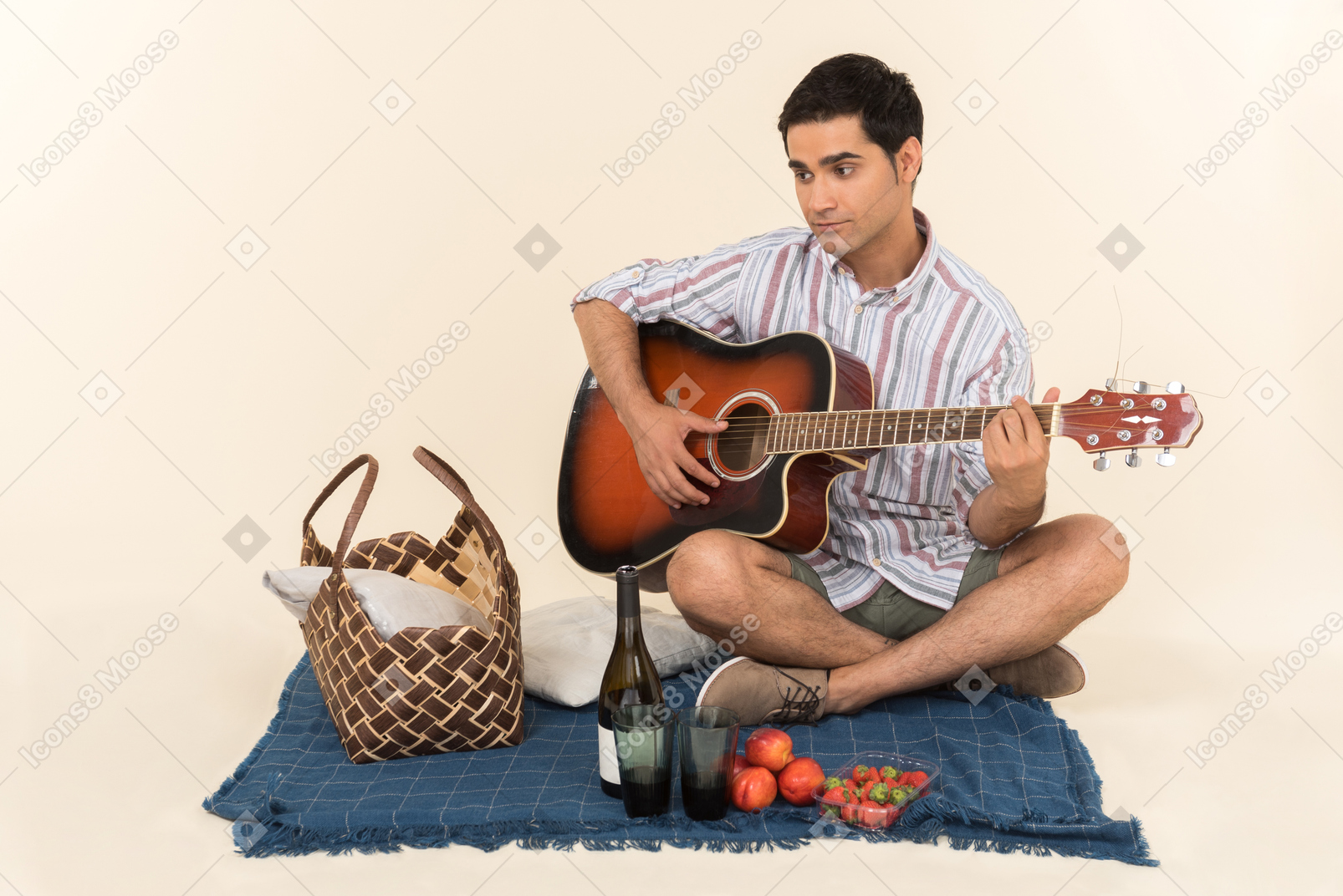 Jeune mec caucasien, assis, près, panier pique-nique, couverture, jouer, guitare